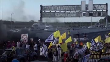 انفجار غضب شعبي في إسرائيل .. المتظاهرون يغلقون الطرق السريعة للمطالبة بوقف الحرب صور انفجار غضب شعبي في إسرائيل .. المتظاهرون يغلقون الطرق السريعة للمطالبة بوقف الحرب صور