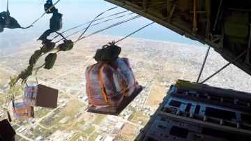 حتى لا يرى العالم حجم الخراب.. إسرائيل تهدد بوقف عمليات الإنزال الجوي للمساعدات بغزة