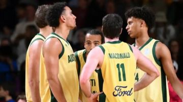 أستراليا تحقق إنجازا تاريخيا بالفوز بكأس آسيا لكرة السلة للمرة الثالثة على التوالي أستراليا تحقق إنجازا تاريخيا بالفوز بكأس آسيا لكرة السلة للمرة الثالثة على التوالي