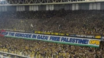 جماهير فناربخشة ترفع شعار أوقفوا الإبادة في غزة خلال مواجهة بنفيكا