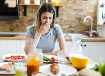  لو تسممت بعد وجبة ملوثة .. خطوات إسعاف ذاتي تنقذك قبل الوصول إلى المستشفى