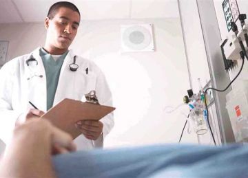 معاناة شباب الأطباء أوضاع قاسية تدفع للاستقالة أو الهجرة معاناة شباب الأطباء أوضاع قاسية تدفع للاستقالة أو الهجرة