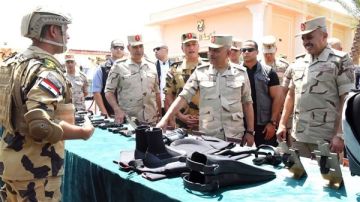 وزير الدفاع يلتقي بعدد من مقاتلي القوات الخاصة من المظلات والصاعقة