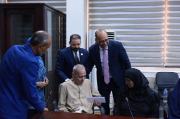 وزير العمل يسلم بطاقات بنكية لعمال مصريين من مستحقي المعاشات التقاعدية العراقية وزير العمل يسلم بطاقات بنكية لعمال مصريين من مستحقي المعاشات التقاعدية العراقية