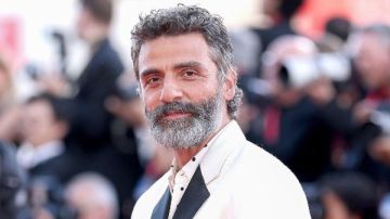 أوسكار إسحق وميا جوث يتألقان على السجادة الحمراء لفيلم Frankenstein بمهرجان فينيسيا