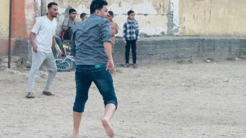 حافي القدمين.. مرشح مجلس الشيوخ يشارك في مباراة لكرة القدم.. شاهد