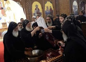 دير الأنبا بيشوي بوادي النطرون يتسلم جزءا من رفات الشهيدين أغابوس والأنبا صرابامون