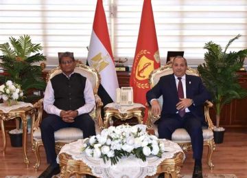 محافظ بورسعيد يبحث سبل التعاون الاقتصادي مع السفير الهندي