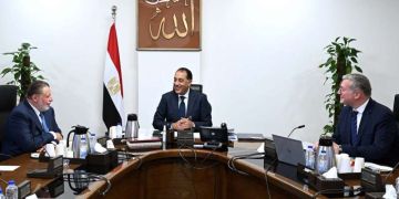 رئيس الوزراء يتابع جهود توفير المنتجات البترولية وموقف سداد مستحقات الشركاء الأجانب في قطاع البترول