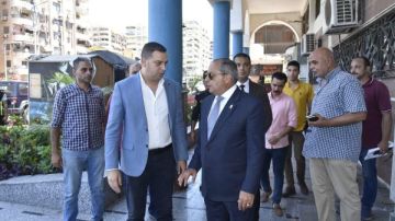 محافظ بورسعيد يتابع سير العمل بالمركز التكنولوجي لخدمة المواطنين بحي المناخ