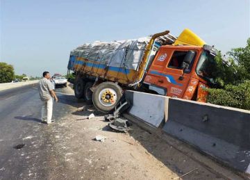 مصرع 3 أشخاص وإصابة آخر في حادث تصادم بأسيوط