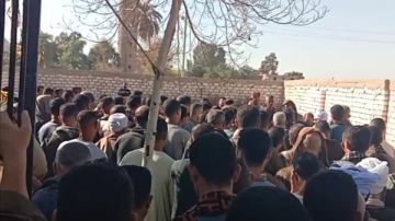 أهالي المنيا يشيعون ضحايا انقلاب تروسيكل بالصحراوي الغربي