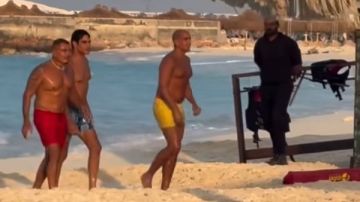 عمرو دياب يسبح مع أصدقائه بشورت أحمر.. شاهد