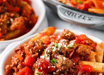 مبكبكة السجق.. وجبة سريعة ولذيذة بتتحضر في حلة واحدة (الطريقة والخطوات)