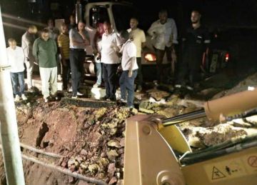 محافظ أسوان يتابع ميدانيا أعمال إصلاح كسر خط الطرد الرئيسى بالكرور