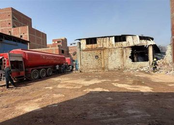 إجراء عمليات التبريد لحريق مصنع أحذية الخانكة لمنع تجدد اشتعال النيران