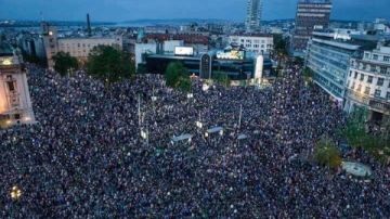 إصابة أكثر من 60 مدنيا و16 شرطيا خلال اشتباكات صربيا أمس إصابة أكثر من 60 مدنيا و16 شرطيا خلال اشتباكات صربيا أمس