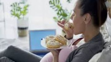 انتبه.. الإفراط في تناول السكر قد يضر الأم والطفل