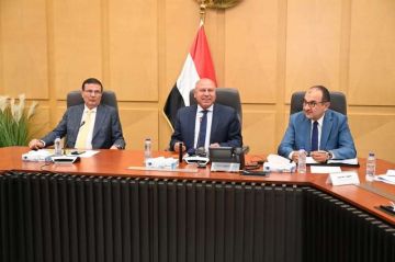 وزير الصناعة والنقل يبحث مع وزيري قطاع الأعمال والزراعة والمصنعين والمزارعين سبل تعزيز وتعظيم زراعة الكتان