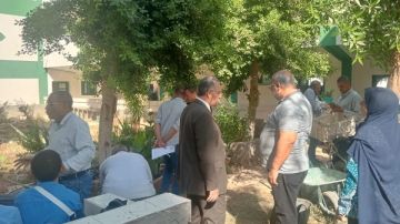 خلال تفقده مدارس أبوتيج.. مدير تعليم أسيوط يشارك الطلاب فى التشجير والأنشطة