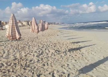 لليوم الثامن.. شواطئ العجمي وأبو تلات بلا مصطافين والبحر لا يزال مضطربا (صور)