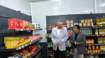 محافظ أسوان يفتتح معرض المواد الغذائية المخفضة بوسط مدينة دراو