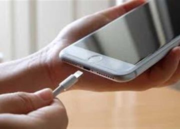  نسيت شحن موبيلك وانت برا البيت؟ .. حيل سريعة تنقذك قبل نفاد البطارية