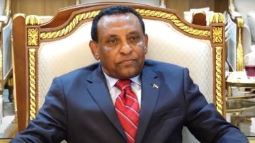 رئيس الوزراء السوداني: لا أتقاضى راتبا .. ومصر تستضيف 5 ملايين من مواطنينا