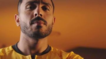 محمود كهربا يرتدي تيشيرت رقم 74 مع القادسية الكويتية.. شاهد