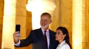 الأقصر تبهر العالم.. ملك إسبانيا وزوجته يوثقان زيارتهما بسيلفي تاريخي صور الأقصر تبهر العالم.. ملك إسبانيا وزوجته يوثقان زيارتهما بسيلفي تاريخي صور