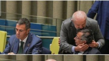 الرئيس البرازيلي يقبل رأس نظيره الكولومبي بسبب فلسطين الرئيس البرازيلي يقبل رأس نظيره الكولومبي بسبب فلسطين