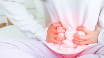 تساقط الشعر وإسمرار البشرة وحب الشباب.. أعراض تكيس المبايض