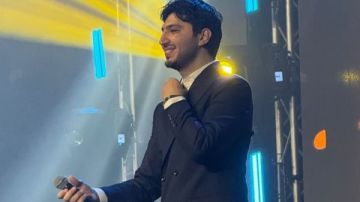 روح البحر.. محمد فضل شاكر يغني لوالده في حفل بيروت