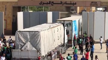 زياد قاسم من معبر رفح: قوافل زاد العزة تواصل عبورها إلى غزة عبر كرم أبو سالم