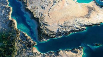 صاروخ مجهول يشعل سفينة هولندية قبالة عدن.. إصابة بحارين وإجلاء الطاقم