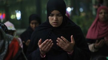 فتاوى تشغل الأذهان.. التصرف الشرعي في كروت الزفاف المكتوب عليها آيات قرآنية.. حكم اتباع المرأة للجنائز