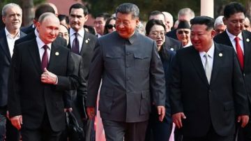 عرض عسكري ضخم في بكين يكشف تحالفا ثلاثيا ورسائل مباشرة للغرب .. ترامب يتهم بكين بالتآمر ويصعد الحرب التجارية