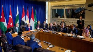 كواليس اجتماع ترامب مع عدد من القادة العرب والمسلمين كواليس اجتماع ترامب مع عدد من القادة العرب والمسلمين