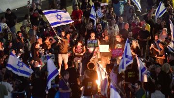 إعلام الاحتلال: عشرات الأطباء يغلقون شارع أيالون بتل أبيب مطالبين بإبرام اتفاق لاستعادة المحتجزين إعلام الاحتلال: عشرات الأطباء يغلقون شارع أيالون بتل أبيب مطالبين بإبرام اتفاق لاستعادة المحتجزين