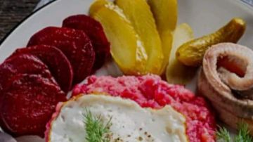 بيض مخفوق بلون وردي جذاب .. طريقة مبتكرة لإفطار صحي بيض مخفوق بلون وردي جذاب .. طريقة مبتكرة لإفطار صحي