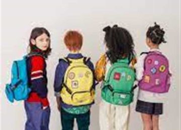 خبراء يحذرون من الوزن الزائد لحقيبة الطفل المدرسية