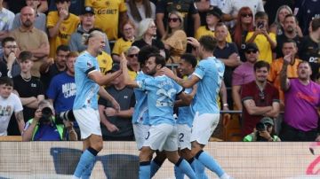 مانشستر سيتي ضيفا ثقيلا على هادرسفيلد تاون بكأس الرابطة.. موعد المباراة