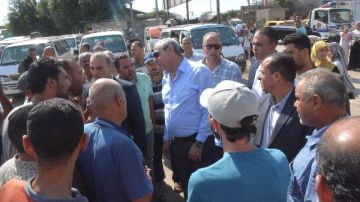 محافظ الغربية يتجول سيرا على الأقدام في كفر الزيات.. متابعة ميدانية للنقل والنظافة