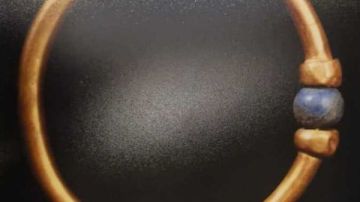 3 ملايين جنيه وخرزة مفقودة.. كبير الأثريين يعلن مفاجأة عن إسورة المتحف المصري