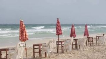 تباين ألوان الرايات بالشواطئ أمواج عاتية تضرب الإسكندرية.. إنذار بحري وتحذيرات مشددة