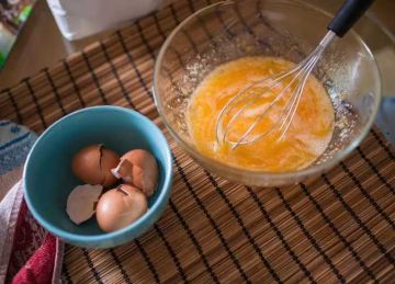 سر البيض المخفوق .. هل الإفراط في خفقه يسبب رائحة الزفارة؟ سر البيض المخفوق .. هل الإفراط في خفقه يسبب رائحة الزفارة؟