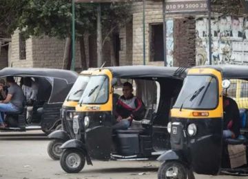 كانت بتعدي الشارع... ضبط سائق توك توك صدم طفلة بالمحلة