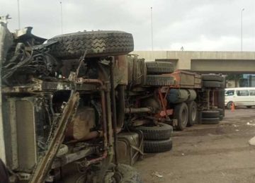 إصابة 3 أشخاص في انقلاب نقل ثقيل على طريق إدفو - مرسى علم بأسوان إصابة 3 أشخاص في انقلاب نقل ثقيل على طريق إدفو - مرسى علم بأسوان