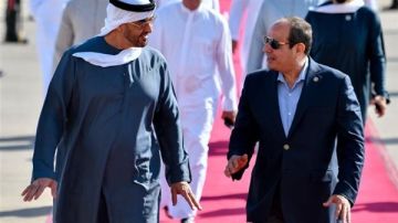 الرئيس السيسي يستقبل الشيخ محمد بن زايد آل نهيان بمطار القاهرة الدولي الرئيس السيسي يستقبل الشيخ محمد بن زايد آل نهيان بمطار القاهرة الدولي