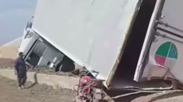 نجاة سائقها.. انقلاب سيارة نقل ثقيل من أعلي الطريق الإقليمي في المنوفية